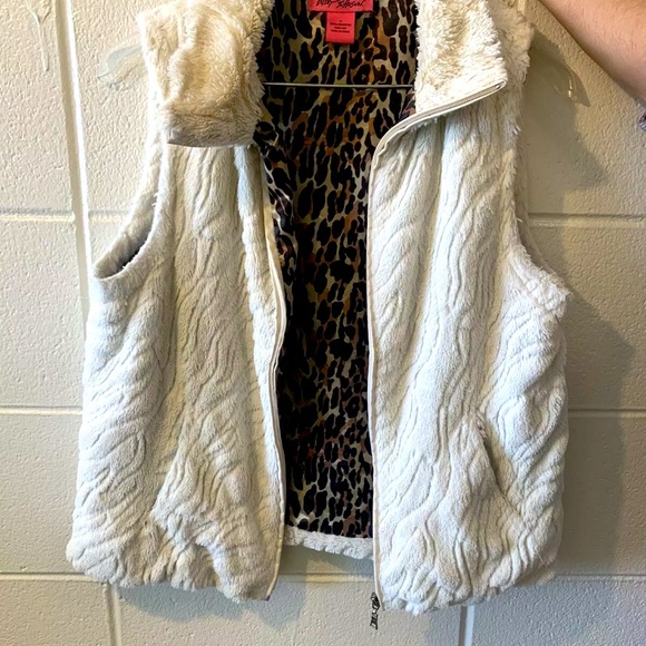 3/$10 - Betsy Johnson faux furr vest - Picture 4 of 5